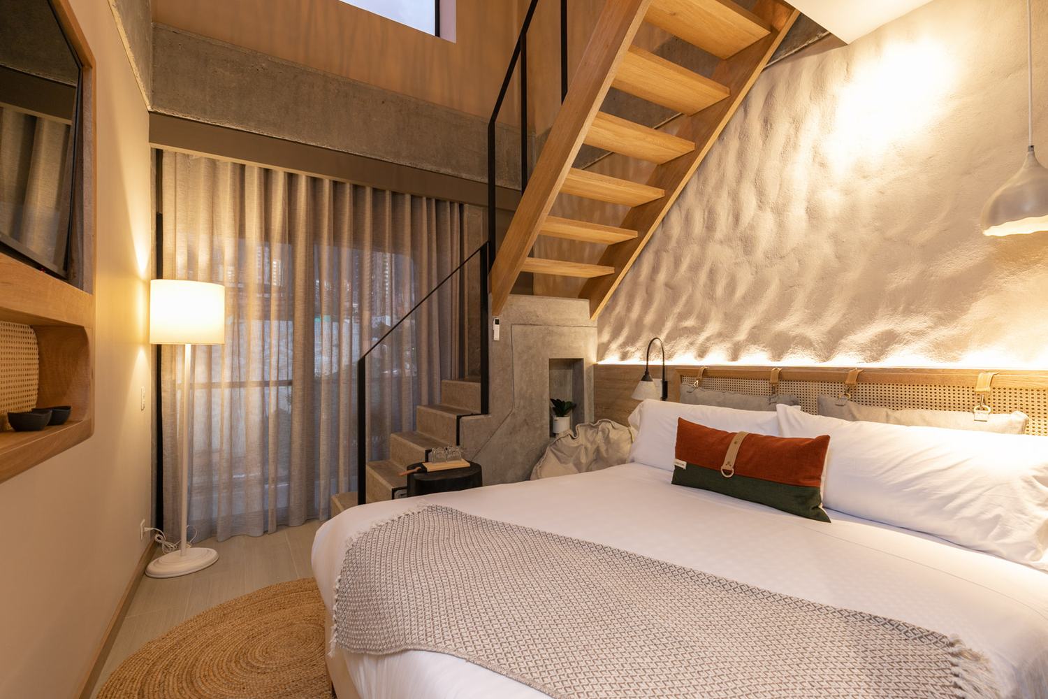 Dúplex con escalera de madera