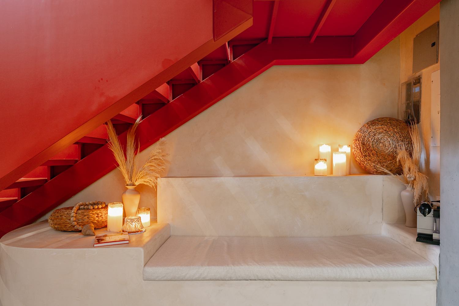 Rincón de descanso bajo la escalera roja