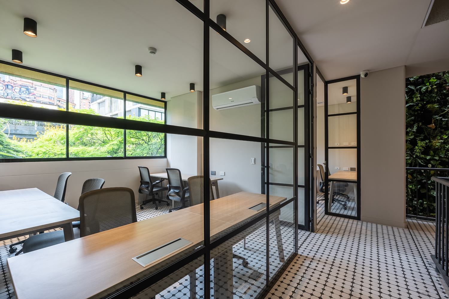 Coworking con paneles de vidrio