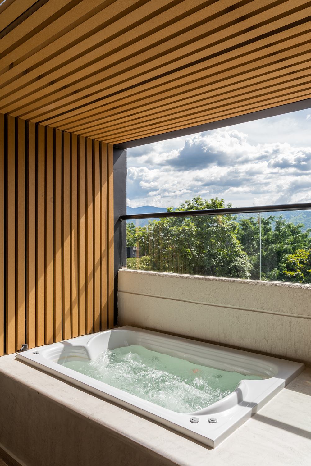 Jacuzzi con vista a las montañas